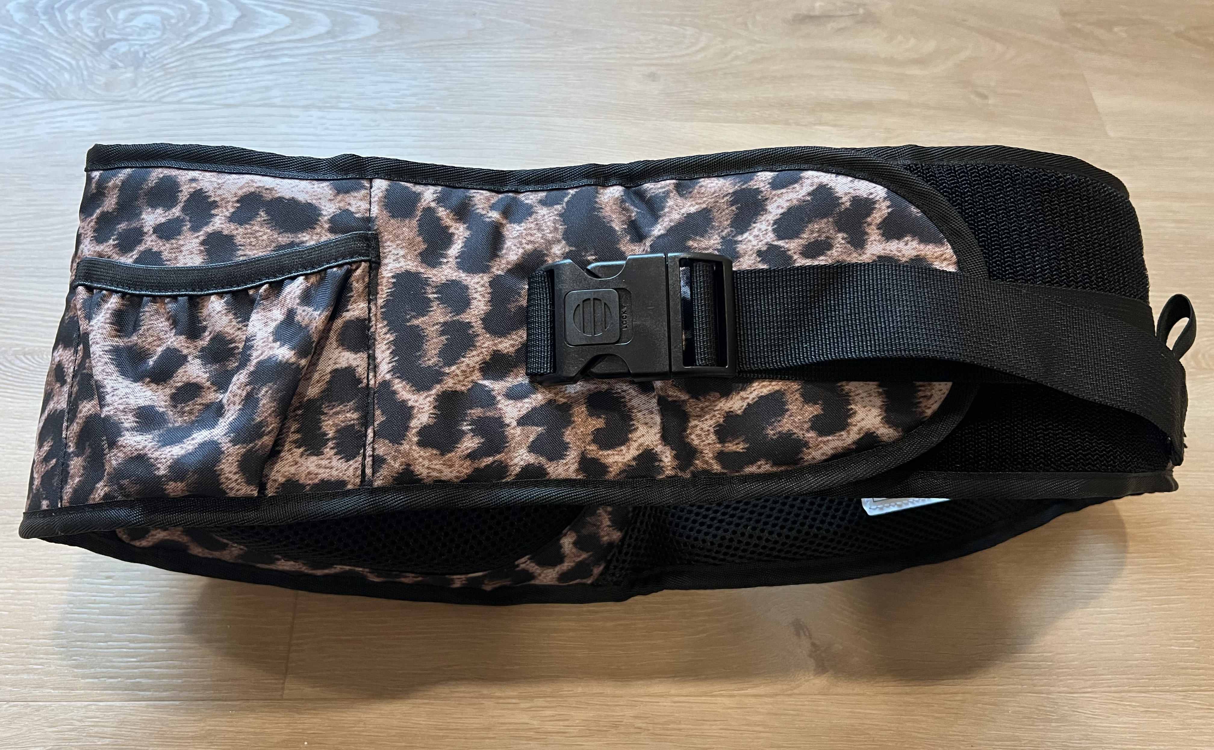 Momcozy hip seat belt image.