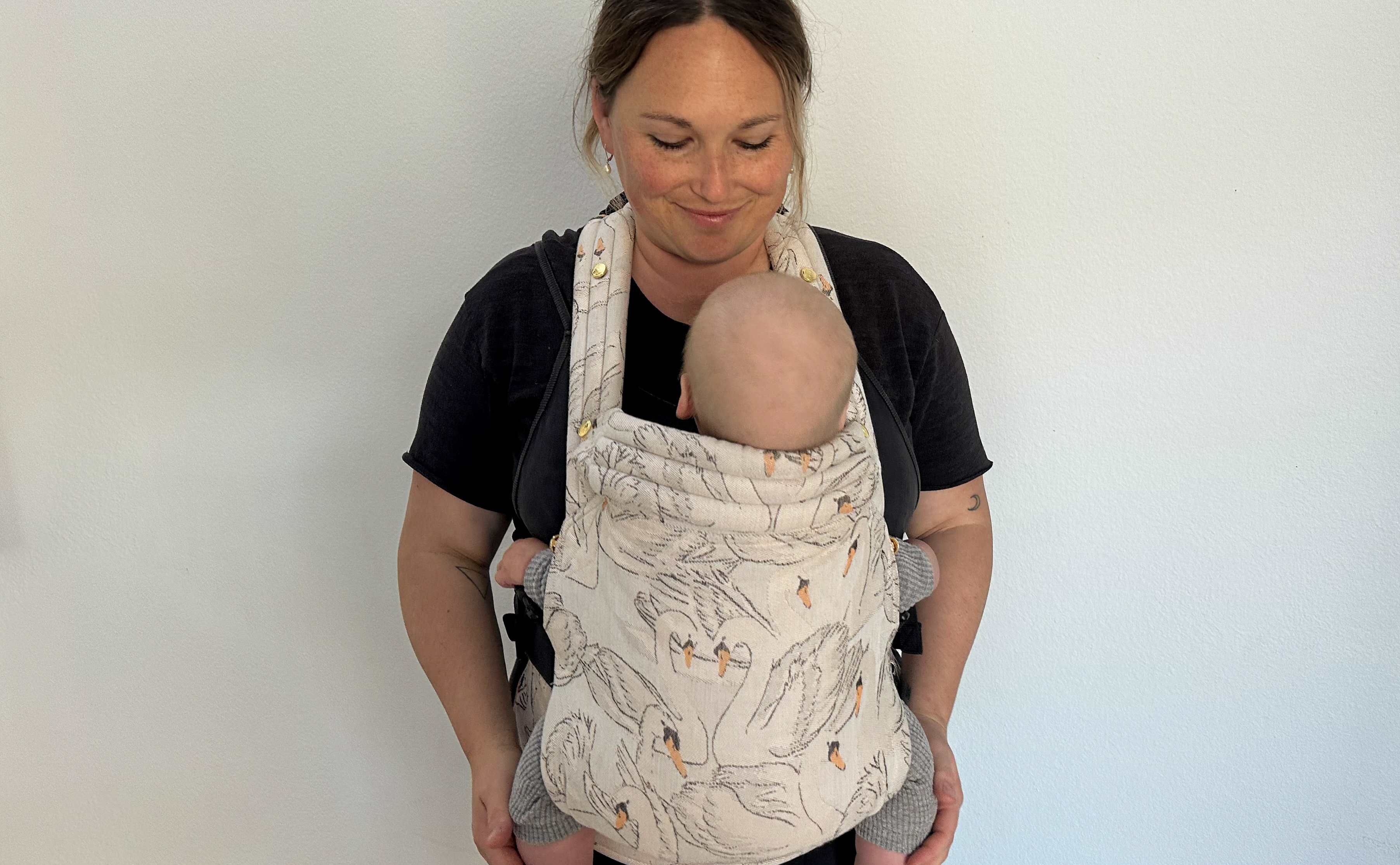 Photo of a parent and baby in the Artipoppe Zeitgeist carrier.