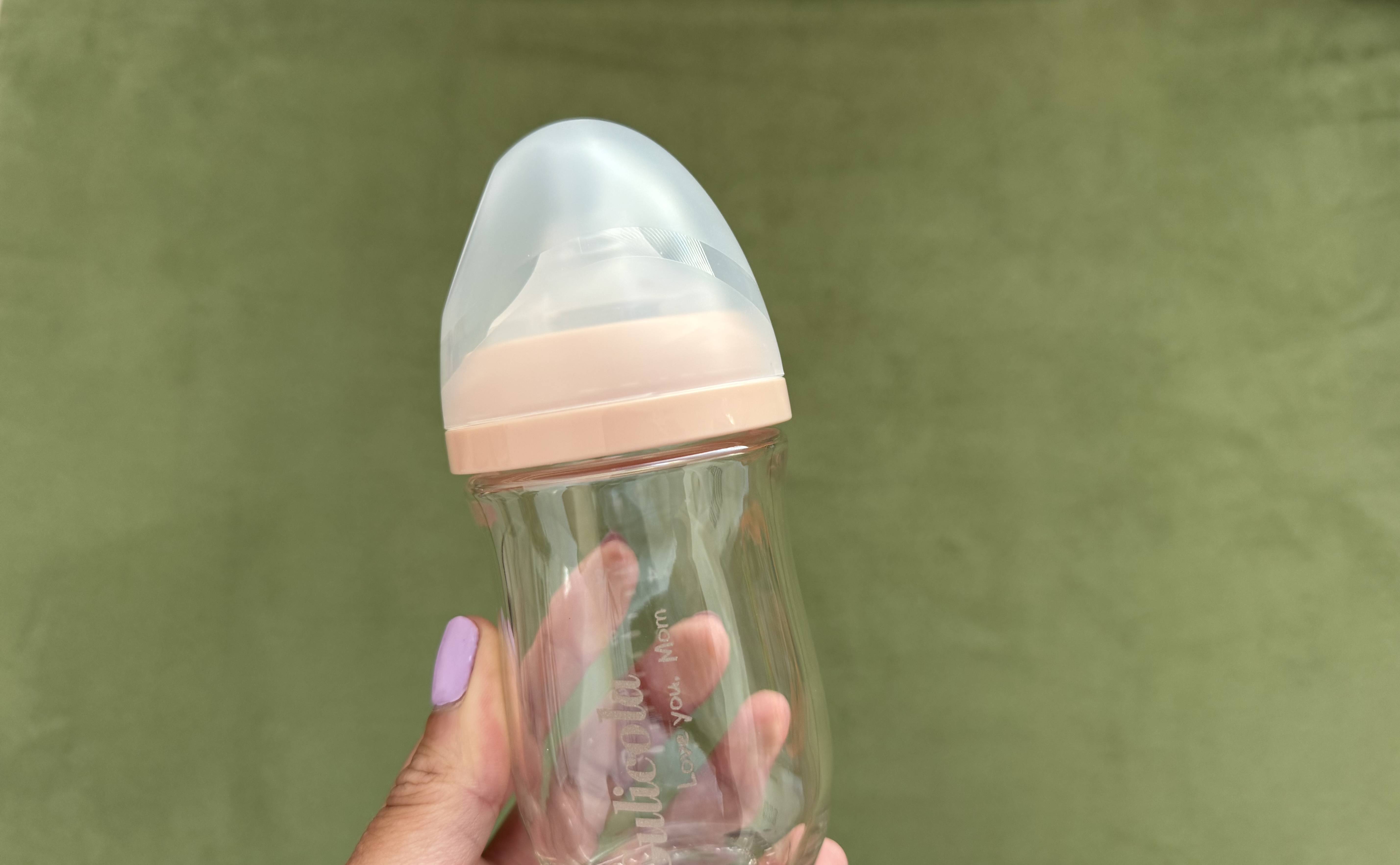 Gulicola Glass bottle with a lid.