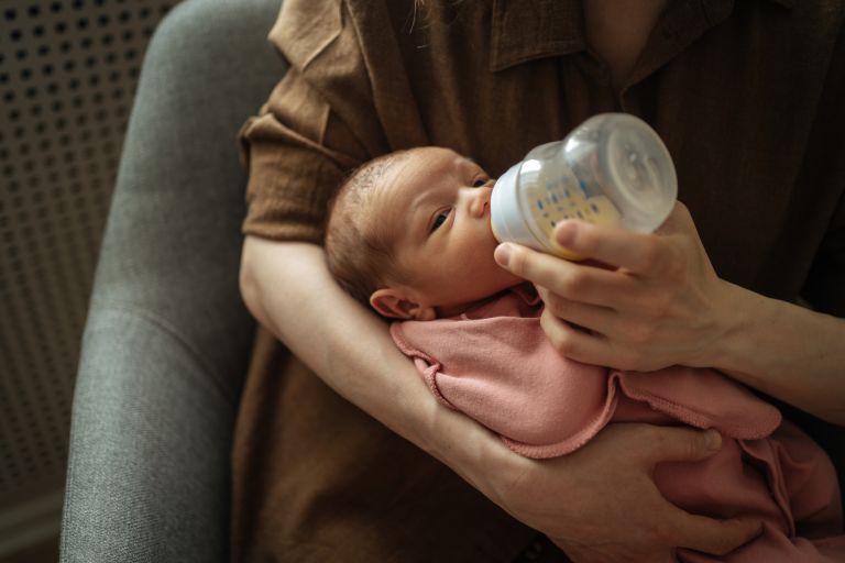 The New Parent’s Guide to Combo Feeding With Breastfeeding and Formula