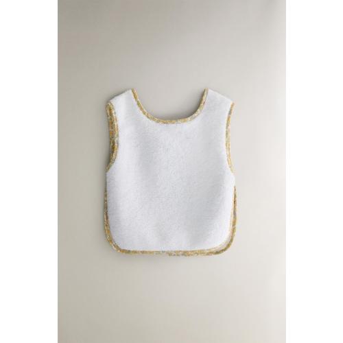 CHILDREN'S BIB WITH FLORAL PIPING