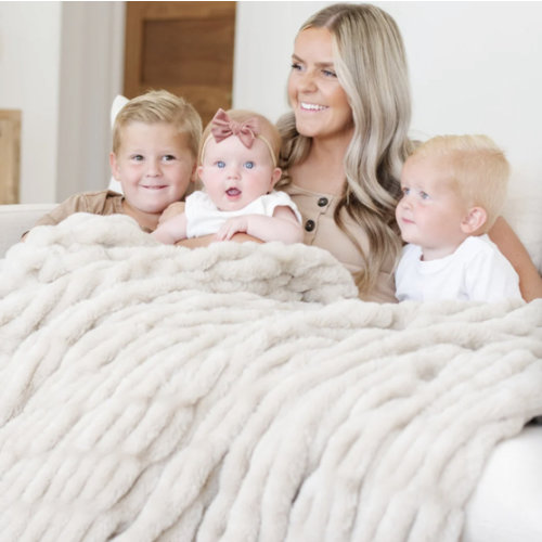 DOUBLE RUCHED FAUX FUR XL THROW BLANKETS