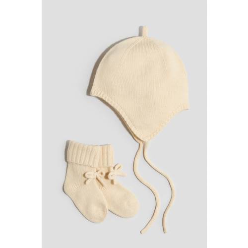 2-PIECE BONNET AND SOCKS SET