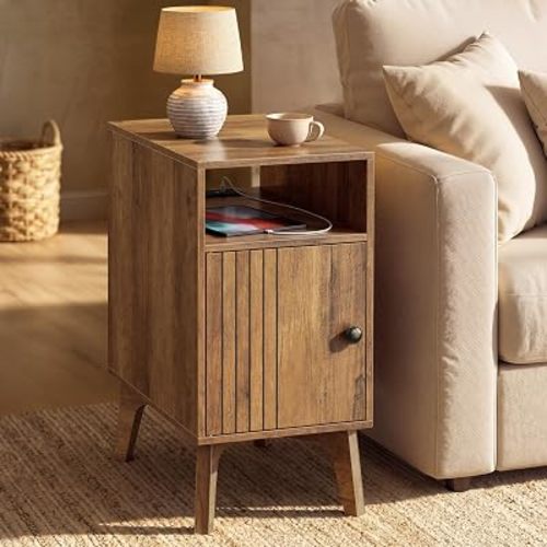 VASAGLE MAEZO Collection - End Table with Charging Station, Narrow Side Table, Nightstand with Tapered Legs, Curved Transitions, for Small Spaces, Bedroom, Honey Brown ULET329K101S