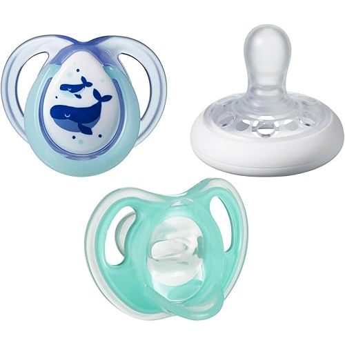 Tommee Tippee Pickapaci, 0-6 Months Pacifier Starter Set Including a Breast-Like Pacifier, Breast-Like Night Pacifier and Ultralight Pacifier, Set of 5