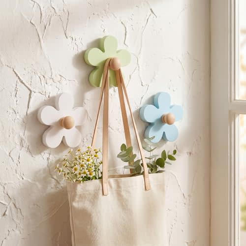 AceOrbit 3 Pcs Daisy Wall Hooks Wood Flower Towel Hooks Cute Daisy Flower Decorative Wall Mount Hangers for Bathroom Kitchen Bedroom Home Decor Entryway Robe Towel Clothes Hats (White, Green, Blue)