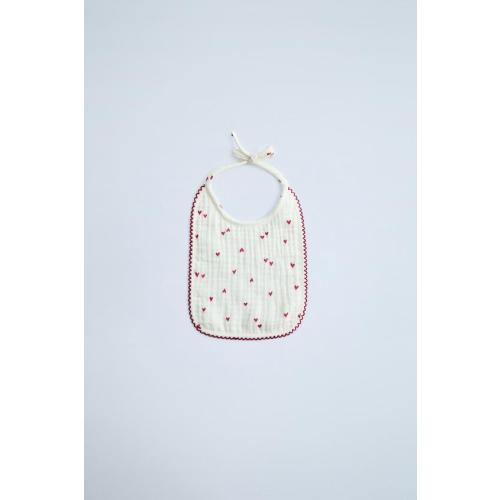 TEXTURED HEART BIB