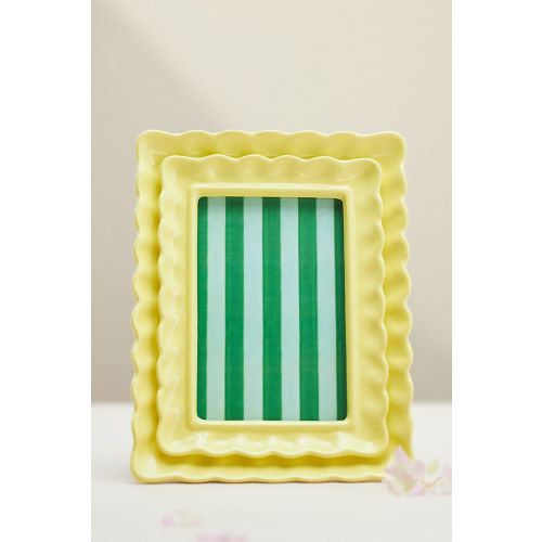 Maeve Scalloped Stoneware Picture Frame