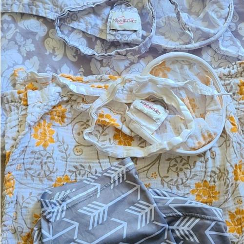 Bebe au Lait Nursing Covers Adjustable Strap Lightweight Maternity Set of 2 +