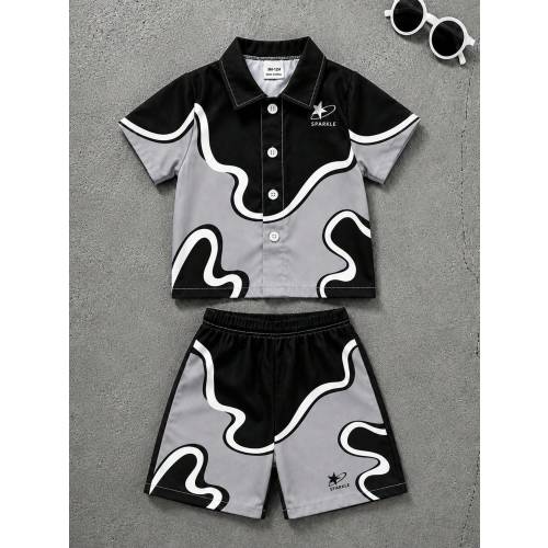 Boys Black Grey White Colorblock Abstract Wave Print Shirt With "SPARKLE" Star Pattern On Chest Paired With Casual Shorts, Streetwear Cool Style, Boys Short Sleeve Shorts Set, Boys Clothing, Boys Shirt Set, Casual Style, American Vintage Style