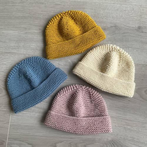 Baby hat in pure wool (100% merino), hand-knitted in garter stitch, size 3-6 months, with a rolled cuff