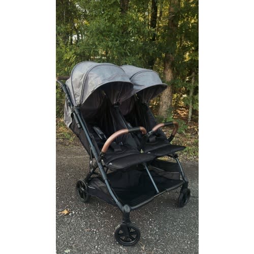 When you buy the Strolee Double V2, you also get a FREE LINQ single stroller. Plus a backpack, rain cover, and 2 snack trays. $338.60 value, included 🫶 ✔️ Only 22 lbs ✔️ Fits through doorways ✔️ Easy fold/unfold ✔️ Disney Approved ✔️ 30-day home trial ✔️ 