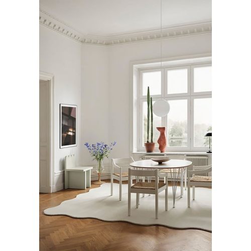 Chic Scalloped Wool Area Rug in Cream-White, Elegant Hand-Tufted Design for Versatile Home Styling (5x8 Ft)