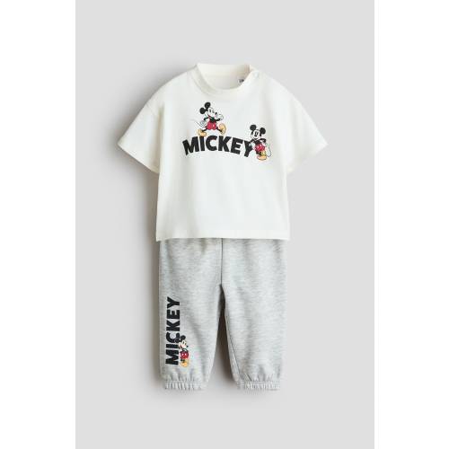 2-PIECE T-SHIRT AND JOGGERS SET
