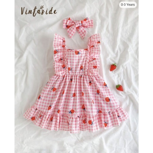 SHEIN Vintaside Kids Baby Girl Halter Dress, In A Pink And White Plaid Design, Is Paired With A Lovely Strawberry Print For A Fresh And Natural Vibe. The Shoulder Of The Dress Is Decorated With Ruffles, Which Perfectly Interprets The Summer Fashion And El