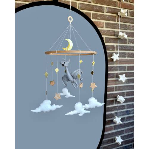 Móvil de dragón para bebé: decoración infantil personalizada con nubes y estrellas