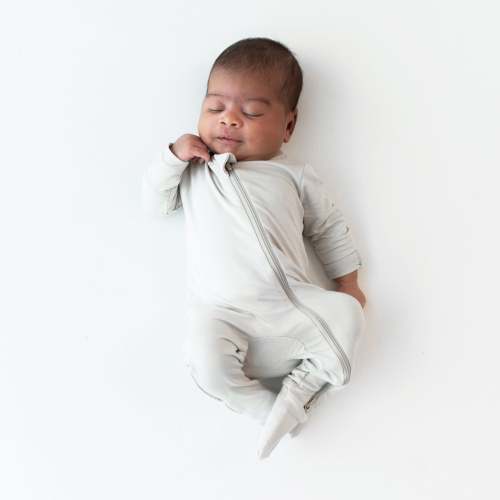 Zippered Footie in Oat | Kyte Baby - 0-3M