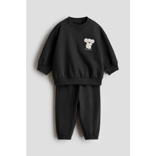 2-PIECE SWEATSHIRT AND JOGGERS SET