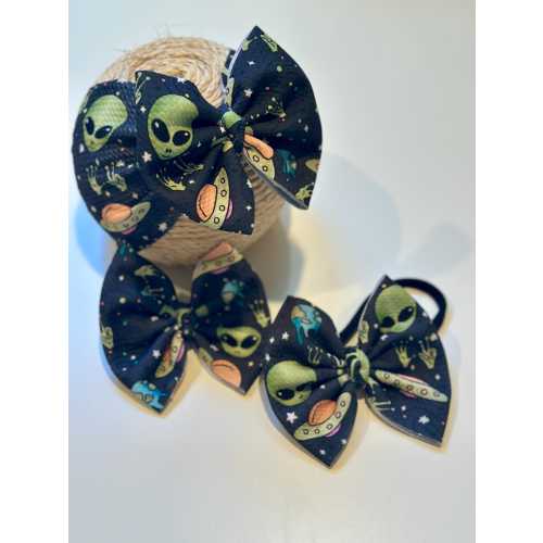Alien Hair Bow | Phenomecon Souvenir | Toddler Girl Hair Accessory | Baby Headband or Clip | UFO Festival Gift | Cosmic Handmade Bow