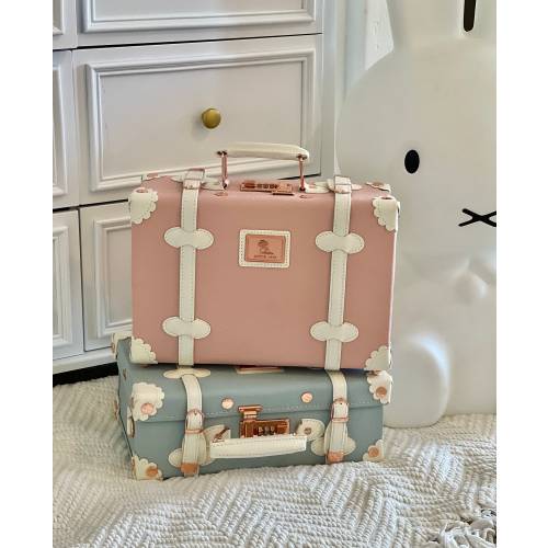 Baby keepsake trunk