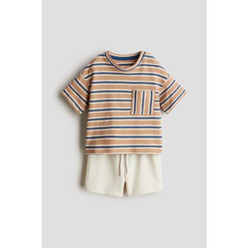 2-PIECE T-SHIRT AND SWEATSHORTS SET