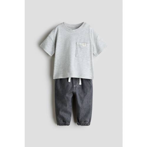 2-PIECE T-SHIRT AND JOGGERS SET