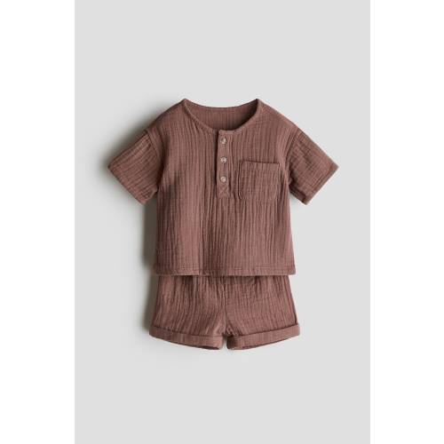 2-PIECE SHIRT AND SHORTS SET