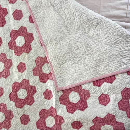 Crib quilt with sawtooth border