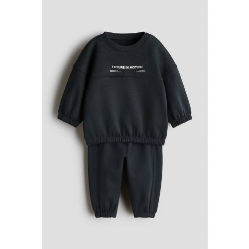 2-PIECE SWEATSHIRT AND JOGGERS SET
