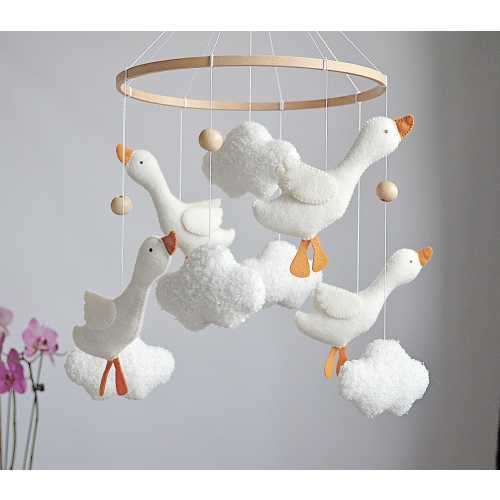 Goose mobile with boucle clouds/ Mobile for babies with Geese/ Mobile for a baby cat/ Goose for a baby shower - Felt goose