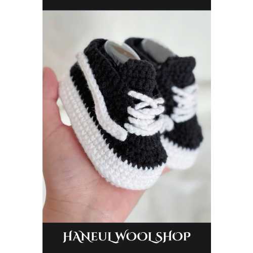 Black & White Crochet Sneaker Booties for Newborns — Soft Handwoven, Anti-Slip Crib Soles, Unisex Gift for Baby Shower First Photos