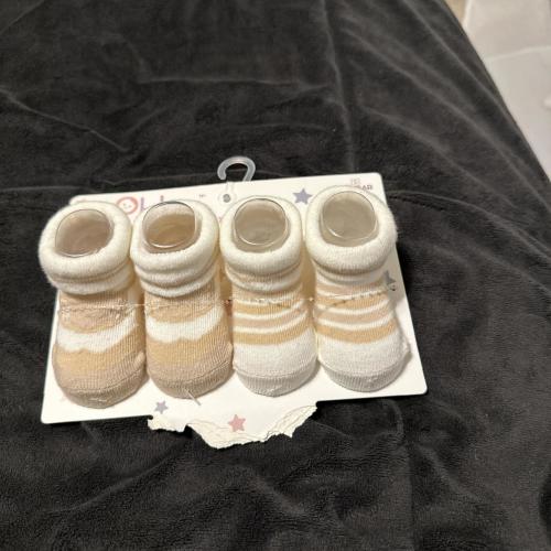 Baby socks in white and cream #babyessentials #booties