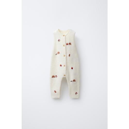 EMBROIDERED HEDGEHOG KNIT OVERALLS