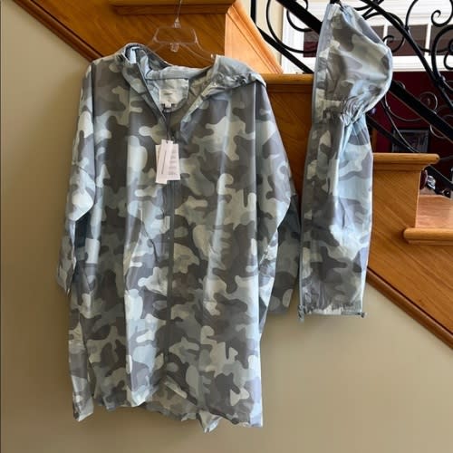 Seraphine Maternity and Baby Wearing Camouflage Hooded Rain Jacket Size M/L New