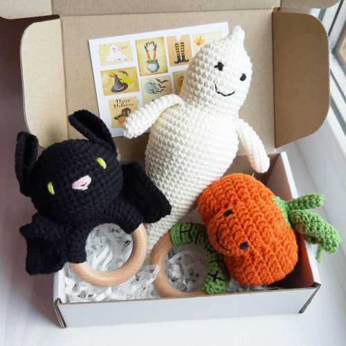 Halloween baby ghost, spooky baby rattle crochet bat, ghost baby toy, mummy rattle, halloween baby shower favors, halloween announcement