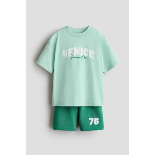 2-PIECE T-SHIRT AND SWEATSHORTS SET