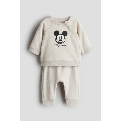 2-PIECE APPLIQUÉD SWEATSUIT