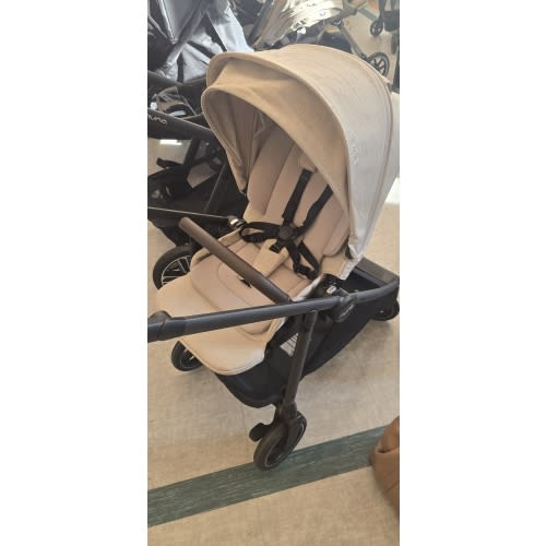 Nuna Swiv - Black and Viscotti Tan