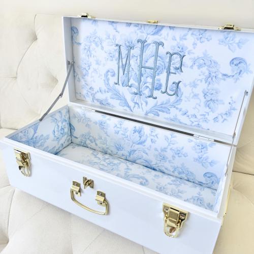 Luxury Keepsake Chest Storage Elegant Bridal Box with Embroidery Name Custom Wedding Trunk Organizer Large Memory Vault for Wedding Dress