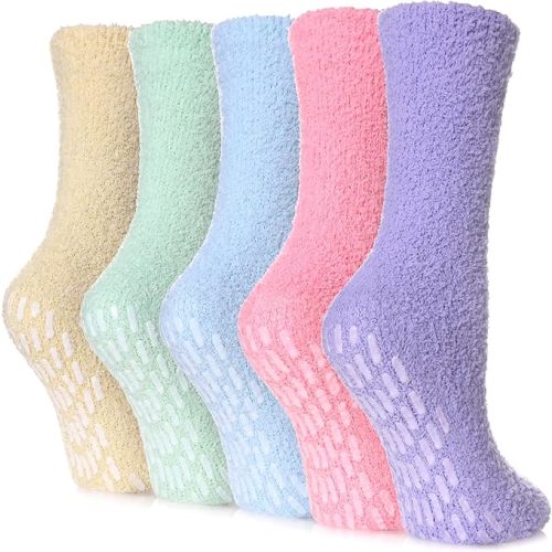 FNOVCO Non Slip Socks for Women Winter Warm Cozy Fuzzy Slipper Socks Soft Fluffy Hospital Socks with Grips