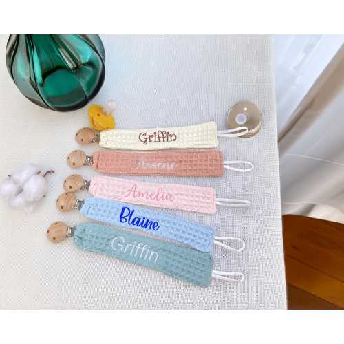 Personalized pacifier clip holder in cotton gauze, Personalized fabric pacifier clip with wooden clip,hand embroiered name,baby shower gift