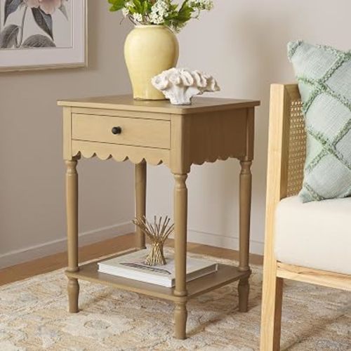 SAFAVIEH Home Collection – Haven Desert Brown Accent Table with Drawer & Shelf, Scalloped Apron Detail, Traditional Side Nightstand (ACC5724C)