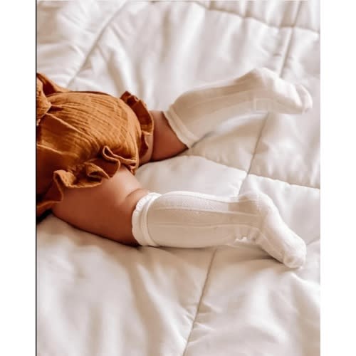 KNEE HIGH SOCKS IN WHITE