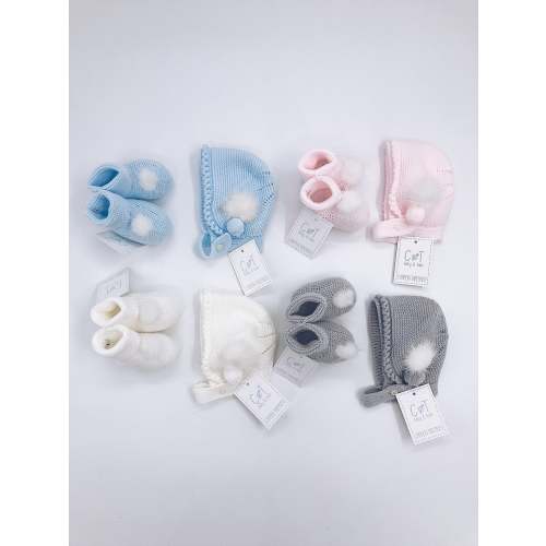 Carmen Taberner Knitted baby bonnet with white pompom