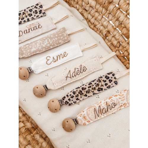 Personalized baby pacifier clip – wooden and fabric pacifier clip – baby gift – embroidered name – girl/boy