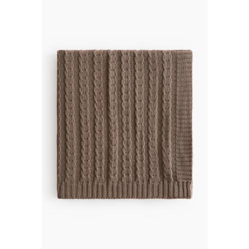 CABLE-KNIT BABY BLANKET