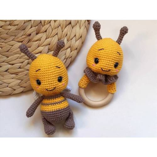 Bees crochet baby gift set Honeybee toy and rattle with a wooden ring Neutral gift for a gender party or baby shower Gift box Little bee