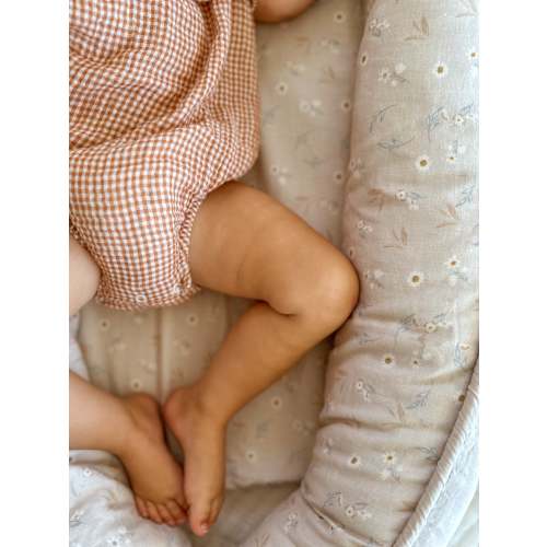 Baby Lounger – Breathable Linen – Subtle Daisy / Sand