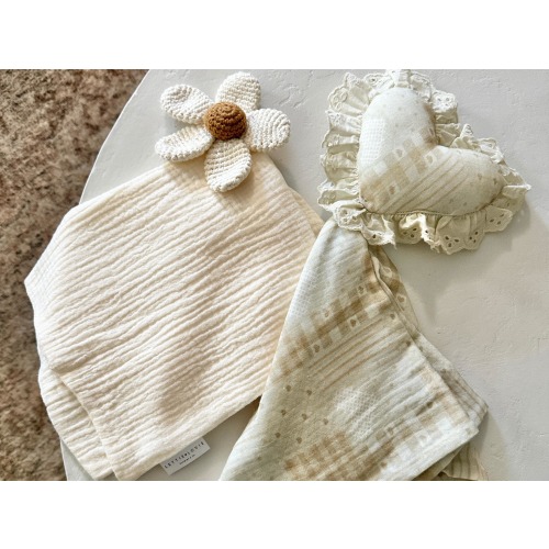 Heart Lovey Blanket, Daisy Lovey Blanket, Embroidered Blanket, Patchwork Baby Lovey, Personalized Baby Gift, Baby Photo Prop, Muslin Lovey