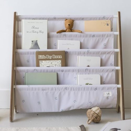 3 Sprouts Recycled Fabric Kids Bookshelf – 4-Tier Sling Book Rack Organizer - Nursery Room Playroom Classroom Wooden Book Shelves - Kid Bookcase Wood Storage Shelf for Toddler Age 3+ - Blueberry Taupe